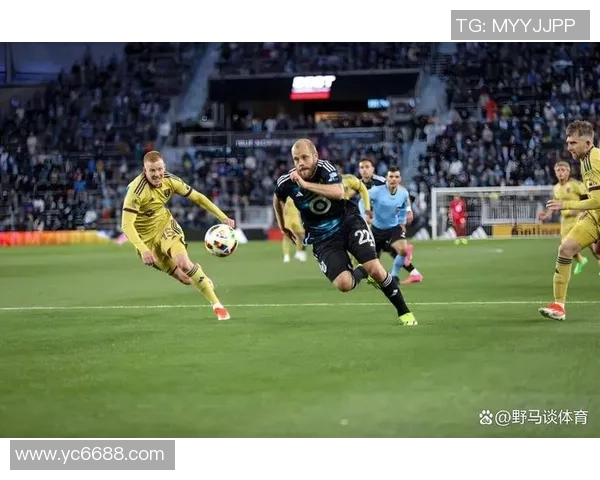 当绿茵巨星突然被推倒全场震惊裁判判罚引发热议